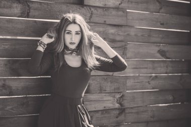 Boho tarzı çekici bir kadın. Bahar modası aksesuarları. Etnik moda kıyafetleri konsepti