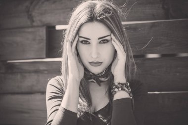 Boho tarzı çekici bir kadın. Bahar modası aksesuarları. Etnik moda kıyafetleri konsepti