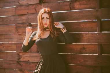 Boho tarzı çekici bir kadın. Bahar modası aksesuarları. Etnik moda kıyafetleri konsepti