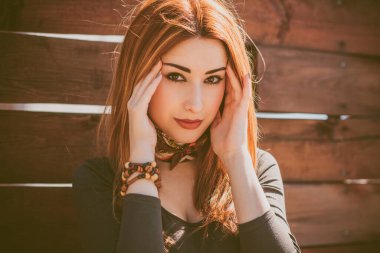 Boho tarzı çekici bir kadın. Bahar modası aksesuarları. Etnik moda kıyafetleri konsepti