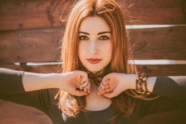 Boho tarzı çekici bir kadın. Bahar modası aksesuarları. Etnik moda kıyafetleri konsepti