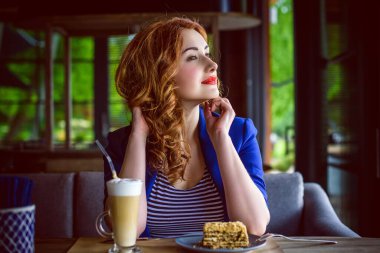 Güzel, modaya uygun bir kadın yat kulübünde deniz tatiliyle eğleniyor. Güzel bir kadın yürüyüşü, lüks yat kulübü, tatil ve rahatlama.