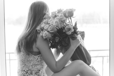 Avrupa 'da buketi olan bir kadın güzel bir ruh hali içinde, sevgilisini düşleyen bir kız.