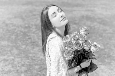 Bahar büyüsü, açık havada bir buket çiçekli romantik kadın.