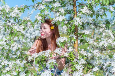 Bahar çiçekleri bahçesinde romantik bir kadın. Kadın kavramı ve şefkat, modern güzellik veya kadınlık.