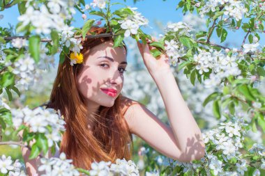 Bahar çiçekleri bahçesinde romantik bir kadın. Kadın kavramı ve şefkat, modern güzellik veya kadınlık.