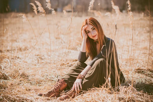 Boho tarzı çekici bir kadın. Bahar modası aksesuarları. Etnik moda kıyafetleri konsepti