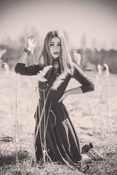 Boho tarzı çekici bir kadın. Bahar modası aksesuarları. Etnik moda kıyafetleri konsepti