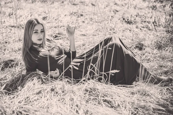 Boho tarzı çekici bir kadın. Bahar modası aksesuarları. Etnik moda kıyafetleri konsepti