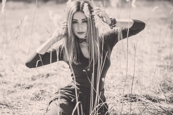 Boho tarzı çekici bir kadın. Bahar modası aksesuarları. Etnik moda kıyafetleri konsepti