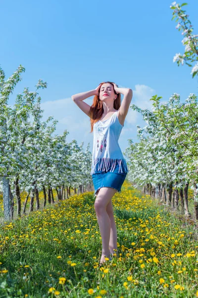 Bahar çiçekleri bahçesinde romantik bir kadın. Kadın kavramı ve şefkat, modern güzellik veya kadınlık.