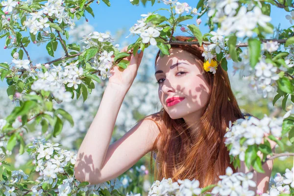 Bahar çiçekleri bahçesinde romantik bir kadın. Kadın kavramı ve şefkat, modern güzellik veya kadınlık.