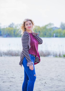 Seyahat konsepti, Amerikalı ya da Avrupalı görünümlü kadın yürüyor ve hayattan zevk alıyor. Artı beden modeli, şık giyimli sıradan bir tarz. Doğal güzellik.