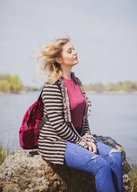 Seyahat konsepti, Amerikalı ya da Avrupalı görünümlü kadın yürüyor ve hayattan zevk alıyor. Artı beden modeli, şık giyimli sıradan bir tarz. Doğal güzellik.