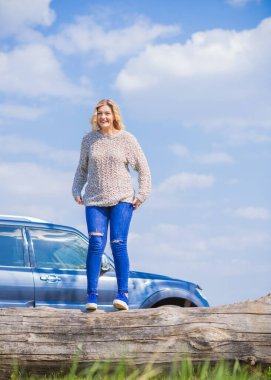 Oldukça modern bir kadın yaşam tarzı, kadın güzelliği. Açık havada poz veren kadın modeli.