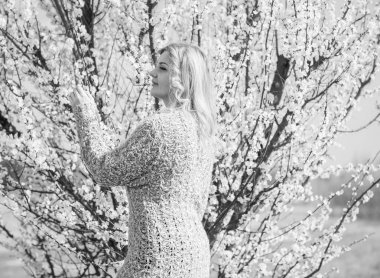 Oldukça modern bir kadın yaşam tarzı, kadın güzelliği. Açık havada poz veren kadın modeli.