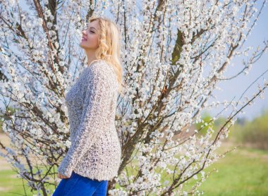 Oldukça modern bir kadın yaşam tarzı, kadın güzelliği. Açık havada poz veren kadın modeli.