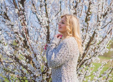 Oldukça modern bir kadın yaşam tarzı, kadın güzelliği. Açık havada poz veren kadın modeli.