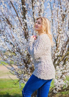 Oldukça modern bir kadın yaşam tarzı, kadın güzelliği. Açık havada poz veren kadın modeli.