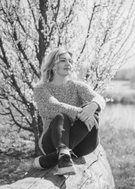 Oldukça modern bir kadın yaşam tarzı, kadın güzelliği. Açık havada poz veren kadın modeli.