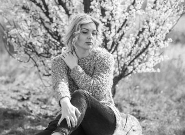 Oldukça modern bir kadın yaşam tarzı, kadın güzelliği. Açık havada poz veren kadın modeli.