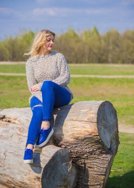 Oldukça modern bir kadın yaşam tarzı, kadın güzelliği. Açık havada poz veren kadın modeli.