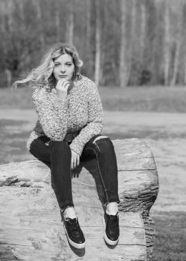 Oldukça modern bir kadın yaşam tarzı, kadın güzelliği. Açık havada poz veren kadın modeli.