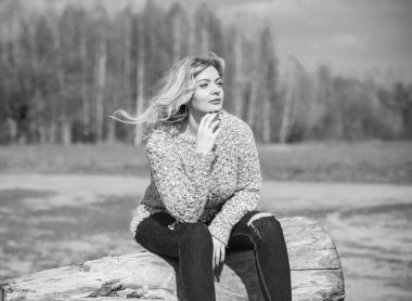 Oldukça modern bir kadın yaşam tarzı, kadın güzelliği. Açık havada poz veren kadın modeli.