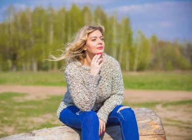 Oldukça modern bir kadın yaşam tarzı, kadın güzelliği. Açık havada poz veren kadın modeli.