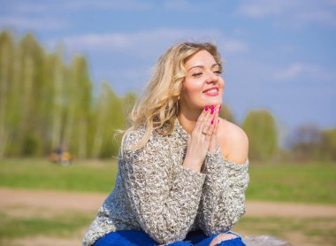 Oldukça modern bir kadın yaşam tarzı, kadın güzelliği. Açık havada poz veren kadın modeli.