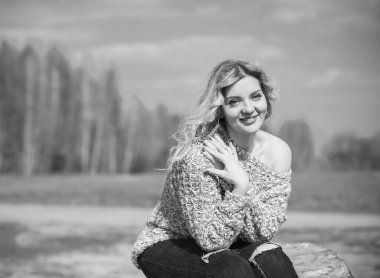 Oldukça modern bir kadın yaşam tarzı, kadın güzelliği. Açık havada poz veren kadın modeli.