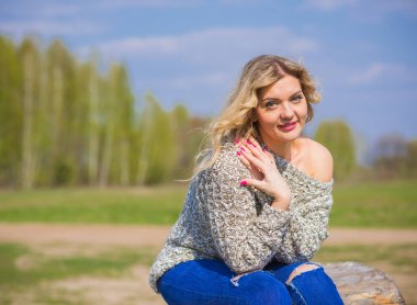 Oldukça modern bir kadın yaşam tarzı, kadın güzelliği. Açık havada poz veren kadın modeli.