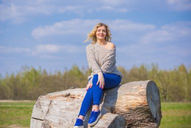 Oldukça modern bir kadın yaşam tarzı, kadın güzelliği. Açık havada poz veren kadın modeli.