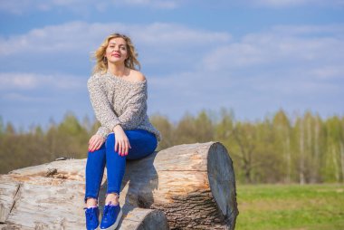 Oldukça modern bir kadın yaşam tarzı, kadın güzelliği. Açık havada poz veren kadın modeli.