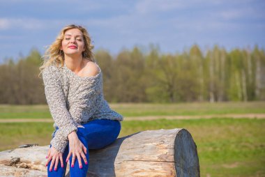 Oldukça modern bir kadın yaşam tarzı, kadın güzelliği. Açık havada poz veren kadın modeli.
