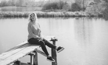 Oldukça modern bir kadın yaşam tarzı, kadın güzelliği. Açık havada poz veren kadın modeli.