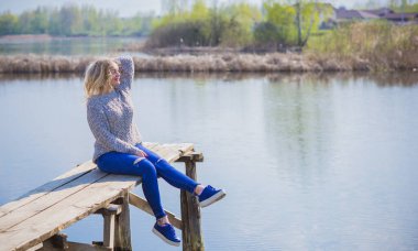 Oldukça modern bir kadın yaşam tarzı, kadın güzelliği. Açık havada poz veren kadın modeli.