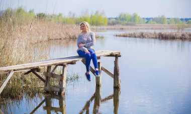 Oldukça modern bir kadın yaşam tarzı, kadın güzelliği. Açık havada poz veren kadın modeli.