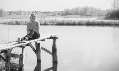 Oldukça modern bir kadın yaşam tarzı, kadın güzelliği. Açık havada poz veren kadın modeli.