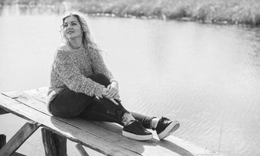 Oldukça modern bir kadın yaşam tarzı, kadın güzelliği. Açık havada poz veren kadın modeli.