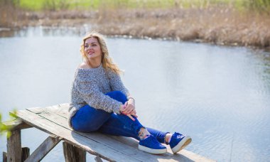 Oldukça modern bir kadın yaşam tarzı, kadın güzelliği. Açık havada poz veren kadın modeli.