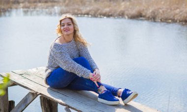 Oldukça modern bir kadın yaşam tarzı, kadın güzelliği. Açık havada poz veren kadın modeli.