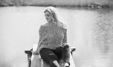 Oldukça modern bir kadın yaşam tarzı, kadın güzelliği. Açık havada poz veren kadın modeli.