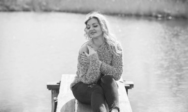 Oldukça modern bir kadın yaşam tarzı, kadın güzelliği. Açık havada poz veren kadın modeli.