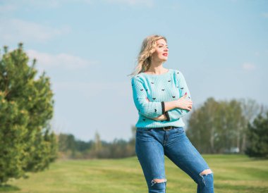 Oldukça modern bir kadın yaşam tarzı, kadın güzelliği. Açık havada poz veren kadın modeli.