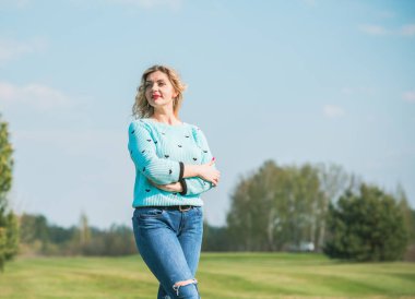 Oldukça modern bir kadın yaşam tarzı, kadın güzelliği. Açık havada poz veren kadın modeli.