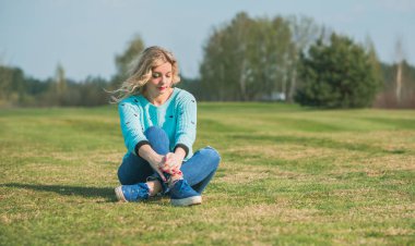 Oldukça modern bir kadın yaşam tarzı, kadın güzelliği. Açık havada poz veren kadın modeli.