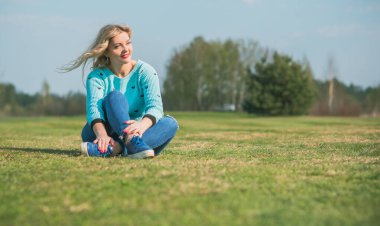 Oldukça modern bir kadın yaşam tarzı, kadın güzelliği. Açık havada poz veren kadın modeli.