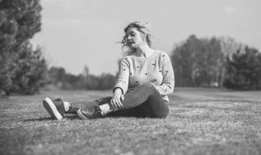 Oldukça modern bir kadın yaşam tarzı, kadın güzelliği. Açık havada poz veren kadın modeli.