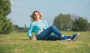 Oldukça modern bir kadın yaşam tarzı, kadın güzelliği. Açık havada poz veren kadın modeli.